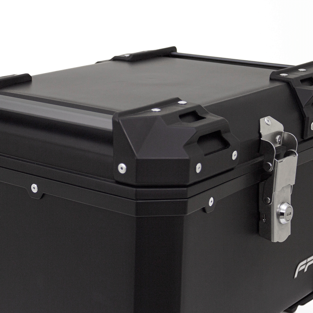 MALETA PLASTICA CUADRADA MAVERICK 2.0 DE 40 LITROS NEGRO
