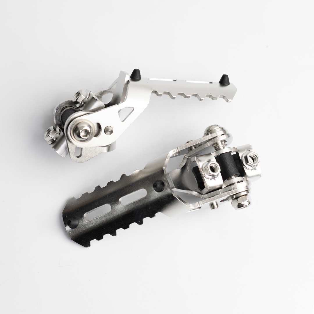 POSA PIE UNIVERSAL R125 PLATEADO